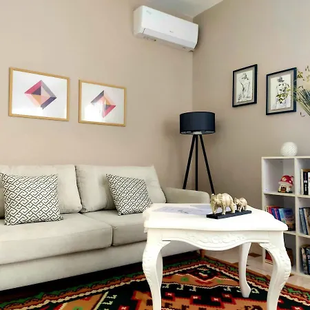 Cozy Retreat In The Heart Of Bllok Apartament Tirana