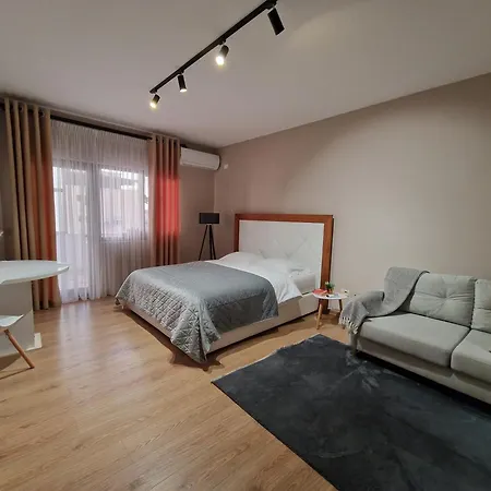 Cozy Retreat In The Heart Of Bllok Apartament Tirana